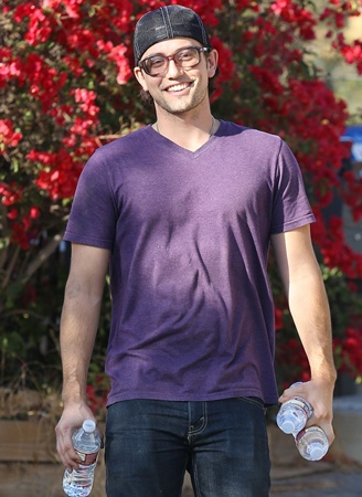 Jackson Rathbone quenches the paparazzi's thirst